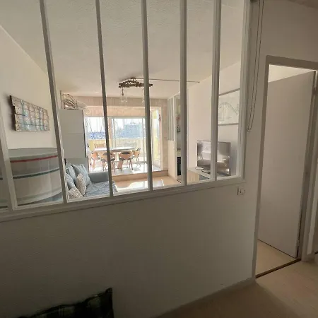 Apartamento Rénové 1 + Cabine, Parking Privé, à 400m De La - Fr-1-81-601 *