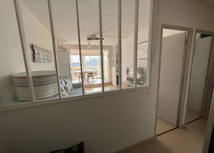 Apartamento Rénové 1 + Cabine, Parking Privé, à 400m De La - Fr-1-81-601 *